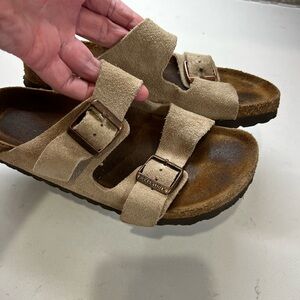 Birkenstock Arizona in Taupe Youth size 26 - youth 7-8 equivalent